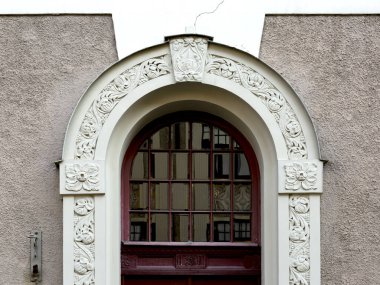 Bu tarihi binanın dış cephesinde bazı karakterleri, hayvanları ya da çiçekleri temsil eden renk detaylarıyla çekildi. Riga, Letonya, Avrupa 'da geçiyor.