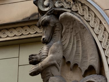 Bu tarihi binanın dış cephesinde bazı karakterleri, hayvanları ya da çiçekleri temsil eden renk detaylarıyla çekildi. Riga, Letonya, Avrupa 'da geçiyor.