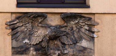 Bu tarihi binanın dış cephesinde bazı karakterleri, hayvanları ya da çiçekleri temsil eden renk detaylarıyla çekildi. Riga, Letonya, Avrupa 'da geçiyor.