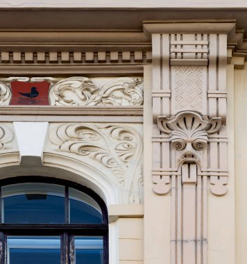 Bu tarihi binanın dış cephesinde bazı karakterleri, hayvanları ya da çiçekleri temsil eden renk detaylarıyla çekildi. Riga, Letonya, Avrupa 'da geçiyor.