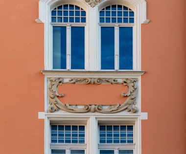 Bu tarihi binanın dış cephesinde bazı karakterleri, hayvanları ya da çiçekleri temsil eden renk detaylarıyla çekildi. Riga, Letonya, Avrupa 'da geçiyor.