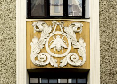 Bu tarihi binanın dış cephesinde bazı karakterleri, hayvanları ya da çiçekleri temsil eden renk detaylarıyla çekildi. Riga, Letonya, Avrupa 'da geçiyor.