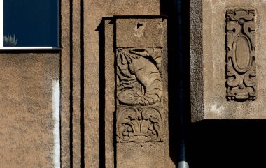 Bu tarihi binanın dış cephesinde bazı karakterleri, hayvanları ya da çiçekleri temsil eden renk detaylarıyla çekildi. Riga, Letonya, Avrupa 'da geçiyor.