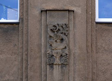 Bu tarihi binanın dış cephesinde bazı karakterleri, hayvanları ya da çiçekleri temsil eden renk detaylarıyla çekildi. Riga, Letonya, Avrupa 'da geçiyor.