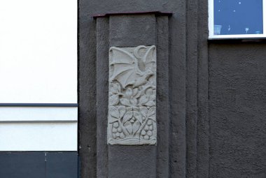 Bu tarihi binanın dış cephesinde bazı karakterleri, hayvanları ya da çiçekleri temsil eden renk detaylarıyla çekildi. Riga, Letonya, Avrupa 'da geçiyor.