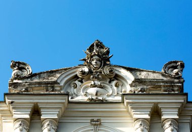 Bu tarihi binanın dış cephesinde bazı karakterleri, hayvanları ya da çiçekleri temsil eden renk detaylarıyla çekildi. Riga, Letonya, Avrupa 'da geçiyor.