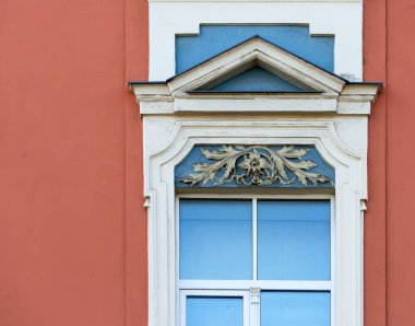 Bu tarihi binanın dış cephesinde bazı karakterleri, hayvanları ya da çiçekleri temsil eden renk detaylarıyla çekildi. Riga, Letonya, Avrupa 'da geçiyor.