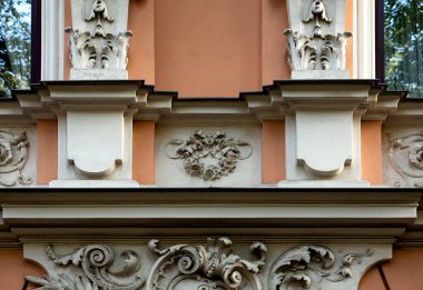 Bu tarihi binanın dış cephesinde bazı karakterleri, hayvanları ya da çiçekleri temsil eden renk detaylarıyla çekildi. Riga, Letonya, Avrupa 'da geçiyor.