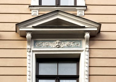 Bu tarihi binanın dış cephesinde bazı karakterleri, hayvanları ya da çiçekleri temsil eden renk detaylarıyla çekildi. Riga, Letonya, Avrupa 'da geçiyor.