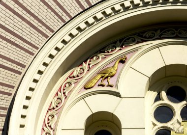 Bu tarihi binanın dış cephesinde bazı karakterleri, hayvanları ya da çiçekleri temsil eden renk detaylarıyla çekildi. Riga, Letonya, Avrupa 'da geçiyor.
