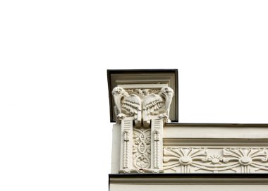 Bu tarihi binanın dış cephesinde bazı karakterleri, hayvanları ya da çiçekleri temsil eden renk detaylarıyla çekildi. Riga, Letonya, Avrupa 'da geçiyor.