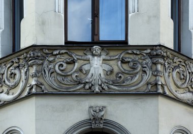 Bu tarihi binanın dış cephesinde bazı karakterleri, hayvanları ya da çiçekleri temsil eden renk detaylarıyla çekildi. Riga, Letonya, Avrupa 'da geçiyor.