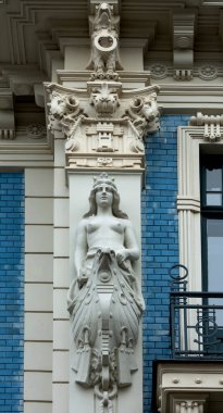 Bu tarihi binanın dış cephesinde bazı karakterleri, hayvanları ya da çiçekleri temsil eden renk detaylarıyla çekildi. Riga, Letonya, Avrupa 'da geçiyor.