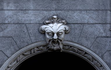 Bu tarihi binanın dış cephesinde bazı karakterleri, hayvanları ya da çiçekleri temsil eden renk detaylarıyla çekildi. Riga, Letonya, Avrupa 'da geçiyor.