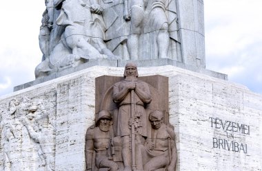 Bu tarihi binanın dış cephesinde bazı karakterleri, hayvanları ya da çiçekleri temsil eden renk detaylarıyla çekildi. Riga, Letonya, Avrupa 'da geçiyor.