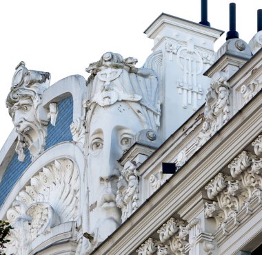 Bu tarihi binanın dış cephesinde bazı karakterleri, hayvanları ya da çiçekleri temsil eden renk detaylarıyla çekildi. Riga, Letonya, Avrupa 'da geçiyor.