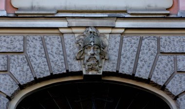 Bu tarihi binanın dış cephesinde bazı karakterleri, hayvanları ya da çiçekleri temsil eden renk detaylarıyla çekildi. Riga, Letonya, Avrupa 'da geçiyor.