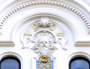 Bu tarihi binanın dış cephesinde bazı karakterleri, hayvanları ya da çiçekleri temsil eden renk detaylarıyla çekildi. Riga, Letonya, Avrupa 'da geçiyor.