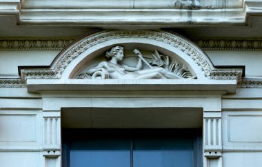 Bu tarihi binanın dış cephesinde bazı karakterleri, hayvanları ya da çiçekleri temsil eden renk detaylarıyla çekildi. Riga, Letonya, Avrupa 'da geçiyor.