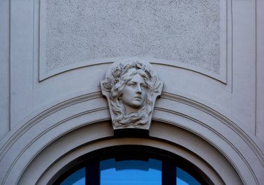 Bu tarihi binanın dış cephesinde bazı karakterleri, hayvanları ya da çiçekleri temsil eden renk detaylarıyla çekildi. Riga, Letonya, Avrupa 'da geçiyor.