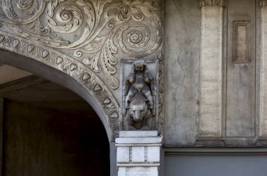 Bu tarihi binanın dış cephesinde bazı karakterleri, hayvanları ya da çiçekleri temsil eden renk detaylarıyla çekildi. Riga, Letonya, Avrupa 'da geçiyor.