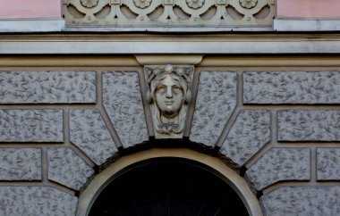 Bu tarihi binanın dış cephesinde bazı karakterleri, hayvanları ya da çiçekleri temsil eden renk detaylarıyla çekildi. Riga, Letonya, Avrupa 'da geçiyor.