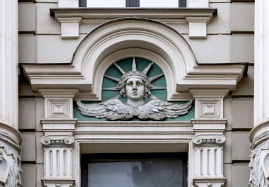 Bu tarihi binanın dış cephesinde bazı karakterleri, hayvanları ya da çiçekleri temsil eden renk detaylarıyla çekildi. Riga, Letonya, Avrupa 'da geçiyor.