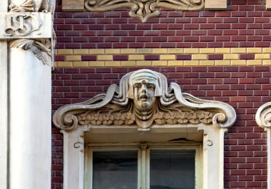 Bu tarihi binanın dış cephesinde bazı karakterleri, hayvanları ya da çiçekleri temsil eden renk detaylarıyla çekildi. Riga, Letonya, Avrupa 'da geçiyor.