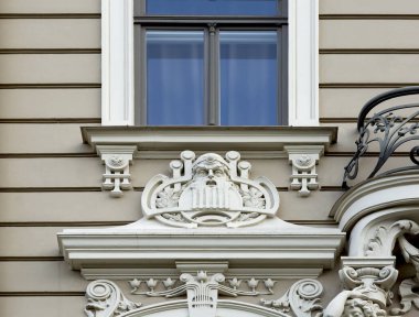 Bu tarihi binanın dış cephesinde bazı karakterleri, hayvanları ya da çiçekleri temsil eden renk detaylarıyla çekildi. Riga, Letonya, Avrupa 'da geçiyor.