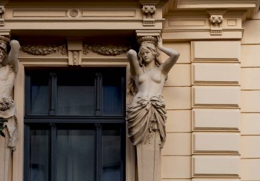 Bu tarihi binanın dış cephesinde bazı karakterleri, hayvanları ya da çiçekleri temsil eden renk detaylarıyla çekildi. Riga, Letonya, Avrupa 'da geçiyor.