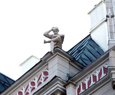 Bu tarihi binanın dış cephesinde bazı karakterleri, hayvanları ya da çiçekleri temsil eden renk detaylarıyla çekildi. Riga, Letonya, Avrupa 'da geçiyor.