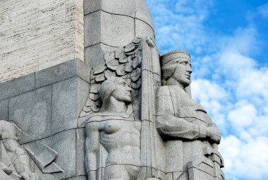 Bu tarihi binanın dış cephesinde bazı karakterleri, hayvanları ya da çiçekleri temsil eden renk detaylarıyla çekildi. Riga, Letonya, Avrupa 'da geçiyor.