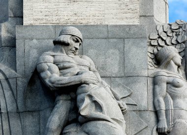 Bu tarihi binanın dış cephesinde bazı karakterleri, hayvanları ya da çiçekleri temsil eden renk detaylarıyla çekildi. Riga, Letonya, Avrupa 'da geçiyor.