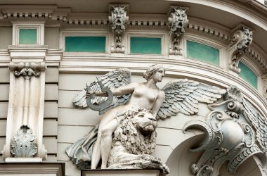 Bu tarihi binanın dış cephesinde bazı karakterleri, hayvanları ya da çiçekleri temsil eden renk detaylarıyla çekildi. Riga, Letonya, Avrupa 'da geçiyor.