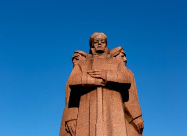 Bu tarihi binanın dış cephesinde bazı karakterleri, hayvanları ya da çiçekleri temsil eden renk detaylarıyla çekildi. Riga, Letonya, Avrupa 'da geçiyor.