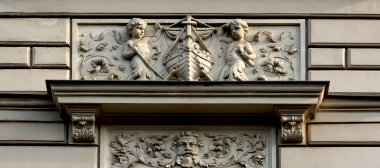 Bu tarihi binanın dış cephesinde bazı karakterleri, hayvanları ya da çiçekleri temsil eden renk detaylarıyla çekildi. Riga, Letonya, Avrupa 'da geçiyor.