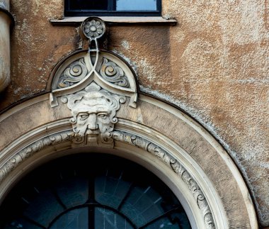 Bu tarihi binanın dış cephesinde bazı karakterleri, hayvanları ya da çiçekleri temsil eden renk detaylarıyla çekildi. Riga, Letonya, Avrupa 'da geçiyor.