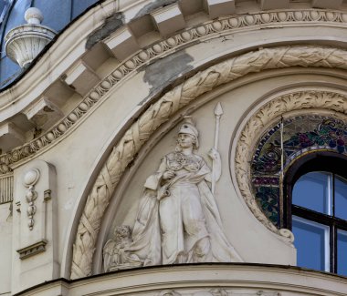 Bu tarihi binanın dış cephesinde bazı karakterleri, hayvanları ya da çiçekleri temsil eden renk detaylarıyla çekildi. Riga, Letonya, Avrupa 'da geçiyor.