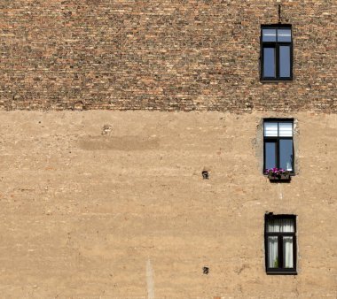 Bu tarihi binanın dış cephesinde bazı karakterleri, hayvanları ya da çiçekleri temsil eden renk detaylarıyla çekildi. Riga, Letonya, Avrupa 'da geçiyor.