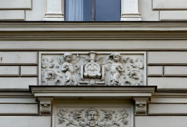 Bu tarihi binanın dış cephesinde bazı karakterleri, hayvanları ya da çiçekleri temsil eden renk detaylarıyla çekildi. Riga, Letonya, Avrupa 'da geçiyor.