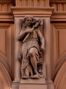 Bu tarihi binanın dış cephesinde bazı karakterleri, hayvanları ya da çiçekleri temsil eden renk detaylarıyla çekildi. Riga, Letonya, Avrupa 'da geçiyor.