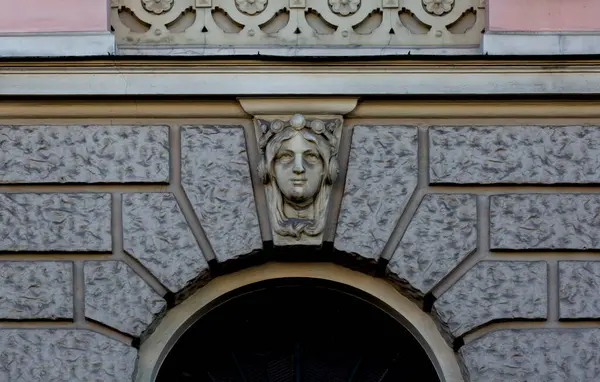 Bu tarihi binanın dış cephesinde bazı karakterleri, hayvanları ya da çiçekleri temsil eden renk detaylarıyla çekildi. Riga, Letonya, Avrupa 'da geçiyor.