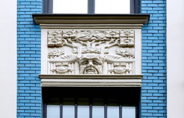 Bu tarihi binanın dış cephesinde bazı karakterleri, hayvanları ya da çiçekleri temsil eden renk detaylarıyla çekildi. Riga, Letonya, Avrupa 'da geçiyor