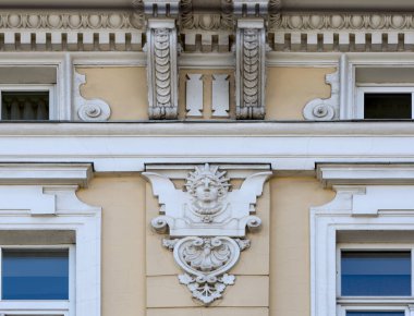 Bu tarihi binanın dış cephesinde bazı karakterleri, hayvanları ya da çiçekleri temsil eden renk detaylarıyla çekildi. Riga, Letonya, Avrupa 'da geçiyor