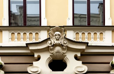 Bu tarihi binanın dış cephesinde bazı karakterleri, hayvanları ya da çiçekleri temsil eden renk detaylarıyla çekildi. Riga, Letonya, Avrupa 'da geçiyor