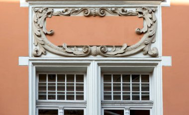 Bu tarihi binanın dış cephesinde bazı karakterleri, hayvanları ya da çiçekleri temsil eden renk detaylarıyla çekildi. Riga, Letonya, Avrupa 'da geçiyor