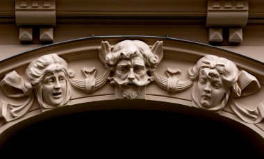 Bu tarihi binanın dış cephesinde bazı karakterleri, hayvanları ya da çiçekleri temsil eden renk detaylarıyla çekildi. Riga, Letonya, Avrupa 'da geçiyor