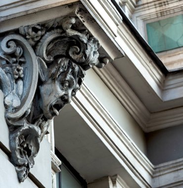 Bu tarihi binanın dış cephesinde bazı karakterleri, hayvanları ya da çiçekleri temsil eden renk detaylarıyla çekildi. Riga, Letonya, Avrupa 'da geçiyor