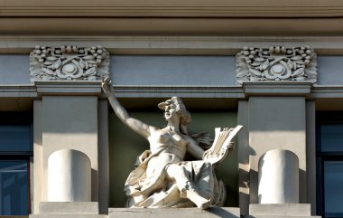 Bu tarihi binanın dış cephesinde bazı karakterleri, hayvanları ya da çiçekleri temsil eden renk detaylarıyla çekildi. Riga, Letonya, Avrupa 'da geçiyor