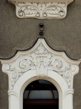 Bu tarihi binanın dış cephesinde bazı karakterleri, hayvanları ya da çiçekleri temsil eden renk detaylarıyla çekildi. Riga, Letonya, Avrupa 'da geçiyor